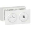 Image de LEGRAND - KIT PRISE DE COURANT SURFACE + MODULE DE CHARGE 2 USB TYPEA DOOXIE 24A PRÉCBLÉS AVEC CADRE SAILLIE FINITION
