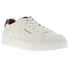 Image de Sneakers blanches avec un logo de la marque et des lacets plats
