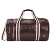 Image de Sac à Dos - FRED PERRY - FP Classic Barrel Bag - Bordeaux / Écru - 100% Polyester Recyclé - Résistant à lEau