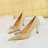Image de Escarpins Femme - Tendance - Vintage - Talon Fin - Perles Métalliques - Bout Pointu Beige