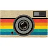 Image de Paillasson original Caméra rétro en noix de coco avec support antidérapant en PVC. Dimensions : 70 x 40 x 15 cm   FISURA