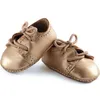 Image de Chaussures Pomea dorées pour poupée