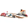 Image de Circuit de train de cargaison avec port maritime