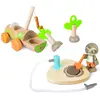 Image de Hape Jeu de figurines Planter des arbres avec une voiture électrique