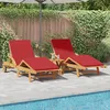 Image de vidaXL vidaXL Ensemble de chaises longues 2 pcs avec coussins et table en bois d'acacia rouge, vidaXL Chaise longue pliable avec roues et coussin en bois d'acacia rouge