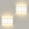 Image de 8W Applique avec Détecteur de Mouvement,Allumage et Extinction Automatiques Applique Blanc Chaud 3000K,Lampe Mural Capteur d'éclairage pour