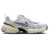 Image de Nike V2K Run W - Dames sportschoenen - Sneakers - Zilver - Creme - Grijs - Maat 38.5