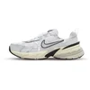 Image de Nike v2k run in de kleur wit.
