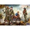 Image de Master Box Modelbouwpakket Militaire voertuigen - 35250 Desert Battle Series - Long-distance Raid: Child of Hope - 4 Figuren en 1 Kar Plastic - 1:35 - Modelbouw