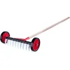 Image de KADAX Gazonventilator met wielen, tuinklauw voor gazon, tuin, mos, snijhark van metaal, handmatige verticuteermachine, tuingereedschap, gazonbeluchter, cultivator (met steel)