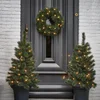 Image de Black Box Trees Glendon Set van 2 Kerstbomen en 1 Krans met LED Verlichting - Groen