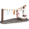 Image de LuVille Kerstdorp Miniatuur Paula helpt mama - L13 x B6 x H7 cm