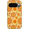 Image de Casetastic Hoesje Geschikt voor Google Pixel 10/10 Pro - Stijlvolle Beschermende Duo-layer Case - Retro Oranje Bloemen