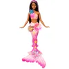 Image de Barbie - Sirène magique florale, cheveux bruns avec mèches violettes, queue nuancée et bandeau avec perles, surprise magique et fleurs qui fleurissent inclus, jouet pour enfants, 3+ ans, JDM73, Rose