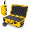 Image de NANUK Wheeled Series 935 NK-7 Valise de protection à roulettes légère en résine étanche avec séparateur rembourré, jaune