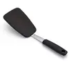 Image de OXO Good Grips Spatule flexible 32 cm Noir   Grande pelle à poêle en acier inoxydable et silicone pour retourner facilement les oeufs au plat, les burgers et plus encore