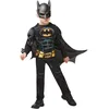 Image de Rubies Costume Batman Black Core Deluxe pour enfant avec poitrine musclé de luxe Officiel de Batman en noir, cape amovible et masque pour Halloween, Noël, carnaval et anniversaire