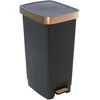 Image de SUNDIS Ring Bin, poubelle à pédale 40 L, rectangulaire, fermeture silencieuse, en plastique recyclé, avec anses pour accrocher le sac, noir et cuivre, pour cuisine, bureau, buanderie, atelier, garage