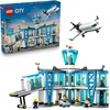 Image de LEGO City L Aéroport et l Avion - Maquette Miniature avec Terminal, Avion, Remorqueur, Passerelle, 9 Minifigurines & Accessoires - Idée de Cadeau d'Anniversaire pour Garçon dès 8 ans 60502