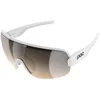 Image de POC Lunettes de soleil Aim - Lunettes de sport pour cyclistes avec un maximum de confort et une meilleure visibilité, Blanc hydrogène/Trail clair/Partly Sunny Silver, taille unique
