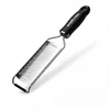 Image de Microplane Râpe de Cuisine Fine pour Fromage à pâte Dure, Agrumes, ail, Piment, Cannelle et Muscade en Noir et en Acier Inoxydable
