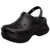 Image de Crocs Femme Classic Bae Clog W Tongs de Loisirs et vêtements de Sport, Noir, 38 EU