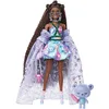 Image de Barbie Poupée Extra Chic avec Robe à imprimé oursons et traîne, Figurine Ourson, très Longs Cheveux et Accessoires, Points d Articulation, Jouet Enfant, Dès 3 Ans, HHN13