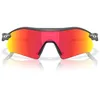 Image de Oakley Lunettes de soleil unisexes avec monture en carbone mat, verres Prizm Rubis, 36 mm